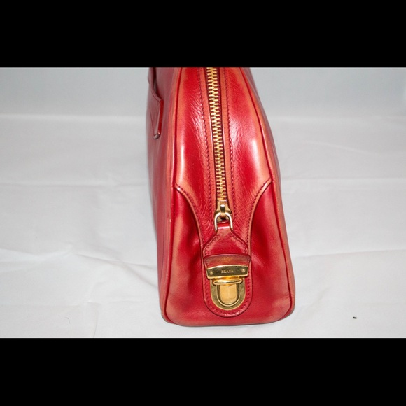 RED VITELLO PRDADA CLUTCH VINTAGE. Gently used. - Picture 4 of 5